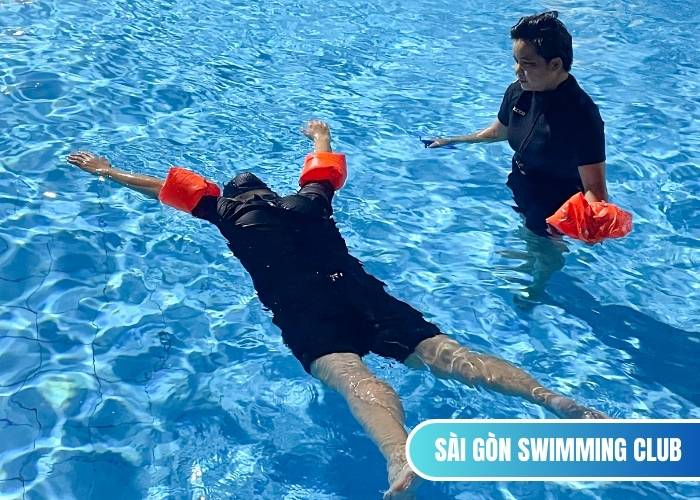 Buổi học bơi tại 1 kèm 1 tại trong khóa học bơi tại nhà