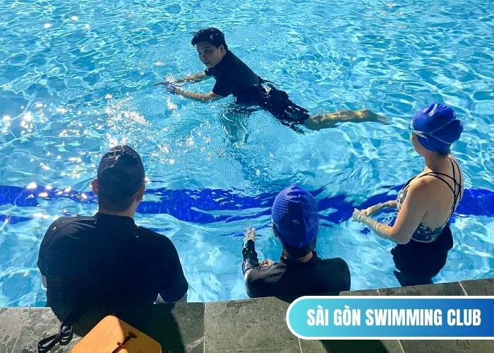 Hình ảnh học viên học bơi tại nhà vào cuối tuần 