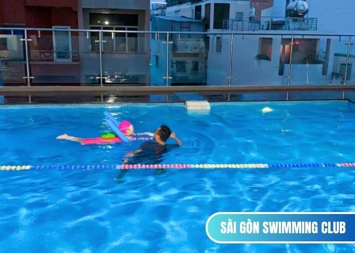 Trong buổi dạy bơi tại nhà, huấn luyện viên hướng dẫn học viên cách nổi người đúng kỹ thuật