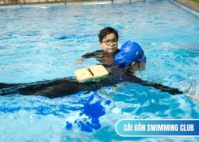 HLV dạy bơi quận 1 đang hướng dẫn học viên động tác bơi.