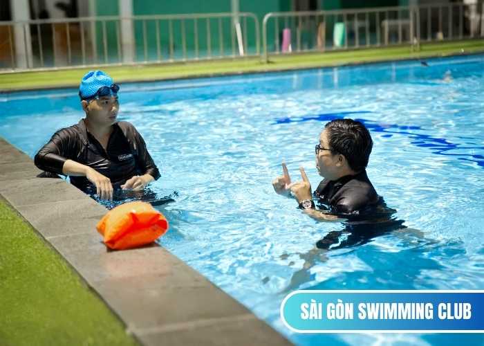 Học viên chăm chú nghe hướng dẫn trong buổi học bơi ở quận 1