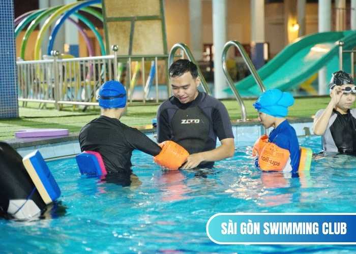 Học viên được hỗ trợ phao trong buổi học bơi quận 1