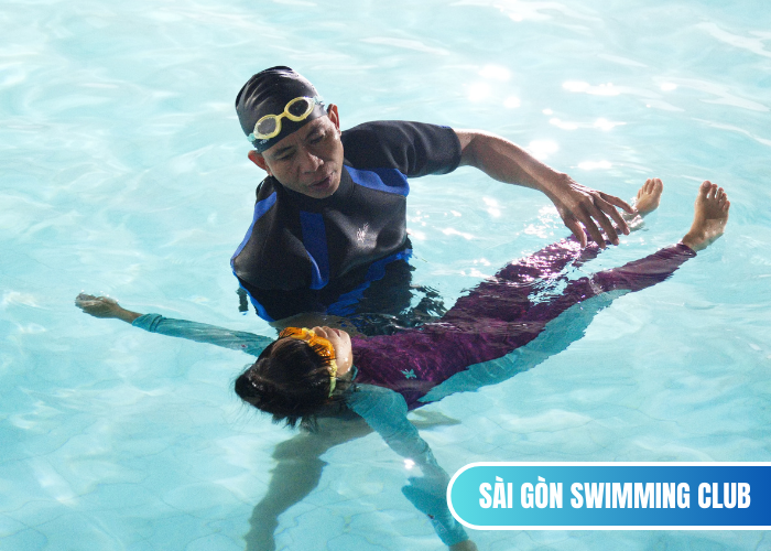 Hình ảnh học viên học bơi quận 3 được HLV hướng dẫn tận tình từng bước