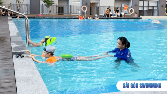 Buổi ôn luyện kỹ năng nổi cho bé tại lớp dạy bơi quận 3